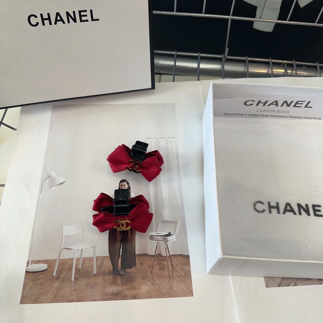 NO:285392,P with packaging box (one pair) Chanel (Chanel) latest small fragrance small edge clip bang clip, the real thing is better, a beautiful one!  A must-have for fairies…hairpins, hairpins, chanel, chanel, hairpins19860909P 配包装盒（一对） Chanel (香奈儿)最新小香小边夹刘海夹,实物更好看,绝美的一款！小仙女必备…发夹,发夹,chanel,chanel,hairpins,accessory