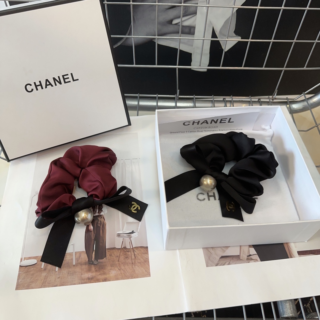 NO:285395,P with packaging box Chanel's latest small fragrance hair ring, super beautiful!  A very famous lady style, a must-have for a little fairy... Hairpins, hairpins, chanel, chanel, hairpins19860909P 配包装盒 Chanel (香奈儿)最新款小香发圈,超级好看！名媛范儿十足,小仙女必备…发夹,发夹,chanel,chanel,hairpins,accessory