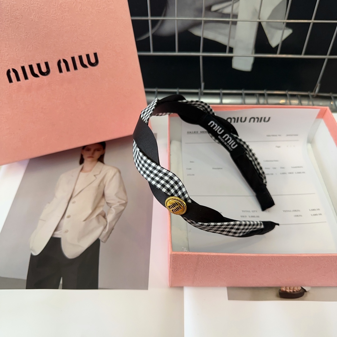 NO:366767,P with packaging box miumiu's new alphabet houndstooth headband, simple and elegant, practical and versatile, worth buying!  hairpins, hairpins, miumiu, hairpins19860909P 配包装盒 miumiu新款字母千鸟格发箍,简单优雅,实用百搭,值得入手！发夹,发夹,miumiu,hairpins,accessory