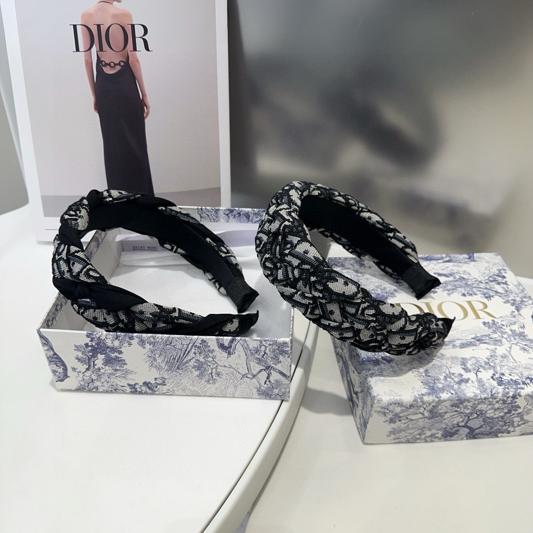 NO:286240,With packaging box Dior's new headband, it looks particularly good!  Fashionable and versatile, simple and practical, must-have hairpins for young ladies, hairpins, dior, dior, hairpins19860909配包装盒 Dior（迪奥）新款发箍,特别好看！时尚百搭,简单又实用,小姐姐必备发夹,发夹,dior,dior,hairpins,accessory