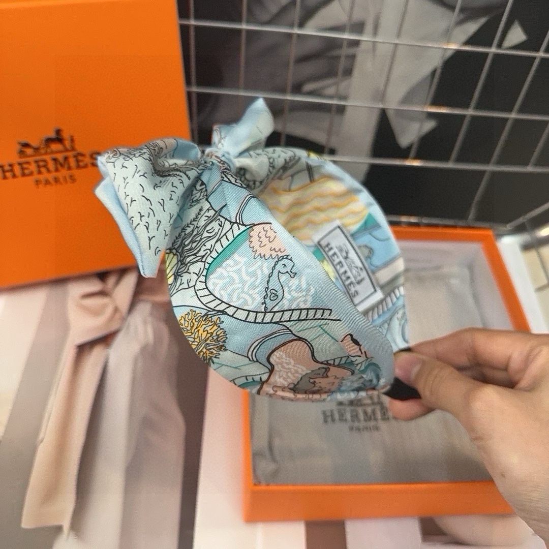 🎁配包装盒 
HERMES（爱马仕）2024新款H发箍，夏日小清新！时尚潮流，女神必备单品