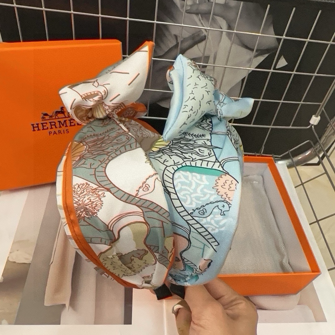 🎁配包装盒 
HERMES（爱马仕）2024新款H发箍，夏日小清新！时尚潮流，女神必备单品