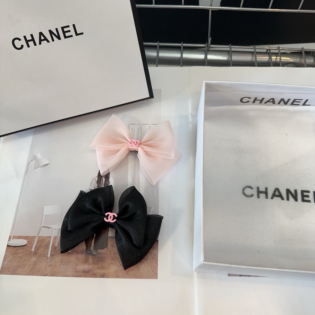 NO:300680,P with packaging box (single) Chanel's latest small fragrant duckbill clip, simple and practical, fashionable and trendy!  A must-have for fairies…hairpins, hairpins, chanel, chanel, hairpins19860909P 配包装盒（单个） Chanel (香奈儿)最新小香鸭嘴夹,简单实用,时尚潮流！小仙女必备…发夹,发夹,chanel,chanel,hairpins,accessory