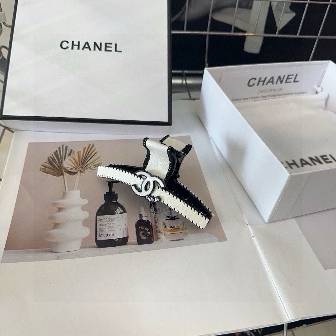 NO:300690,P with packaging box Chanel's latest small fragrance clip, simple and practical, fashionable and trendy!  A must-have for fairies…hairpins, hairpins, chanel, chanel, hairpins19860909P 配包装盒 Chanel (香奈儿)最新小香抓夹,简单实用,时尚潮流！小仙女必备…发夹,发夹,chanel,chanel,hairpins,accessory