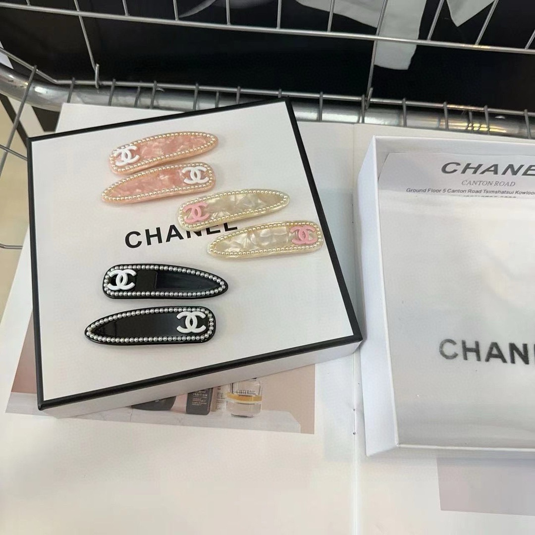 NO:300696,P with packaging box (one pair) Chanel (Chanel) latest small fragrance edge clip bang clip, simple and practical, fashionable and trendy!  A must-have hairpins for fairies, hairpins, chanel, chanel, hairpins19860909P 配包装盒（一对） Chanel (香奈儿)最新小香边夹刘海夹,简单实用,时尚潮流！小仙女必备发夹,发夹,chanel,chanel,hairpins,accessory