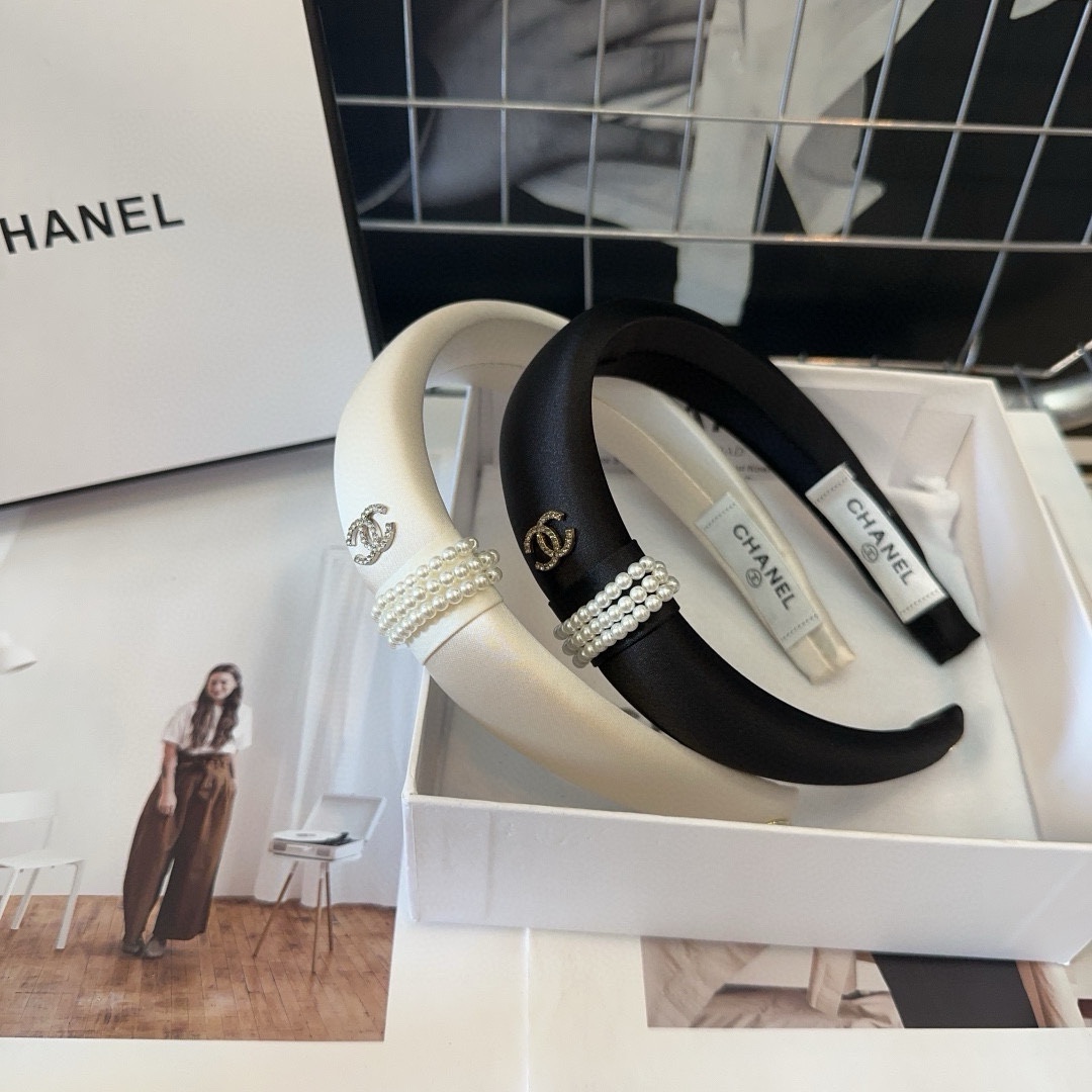 NO:300707,P with packaging box Chanel's latest small fragrant pearl headband, super beautiful!  A very famous lady style, a must-have for a little fairy... Hairpins, hairpins, chanel, chanel, hairpins19860909P 配包装盒 Chanel (香奈儿)最新款小香珍珠发箍,超级好看！名媛范儿十足,小仙女必备…发夹,发夹,chanel,chanel,hairpins,accessory