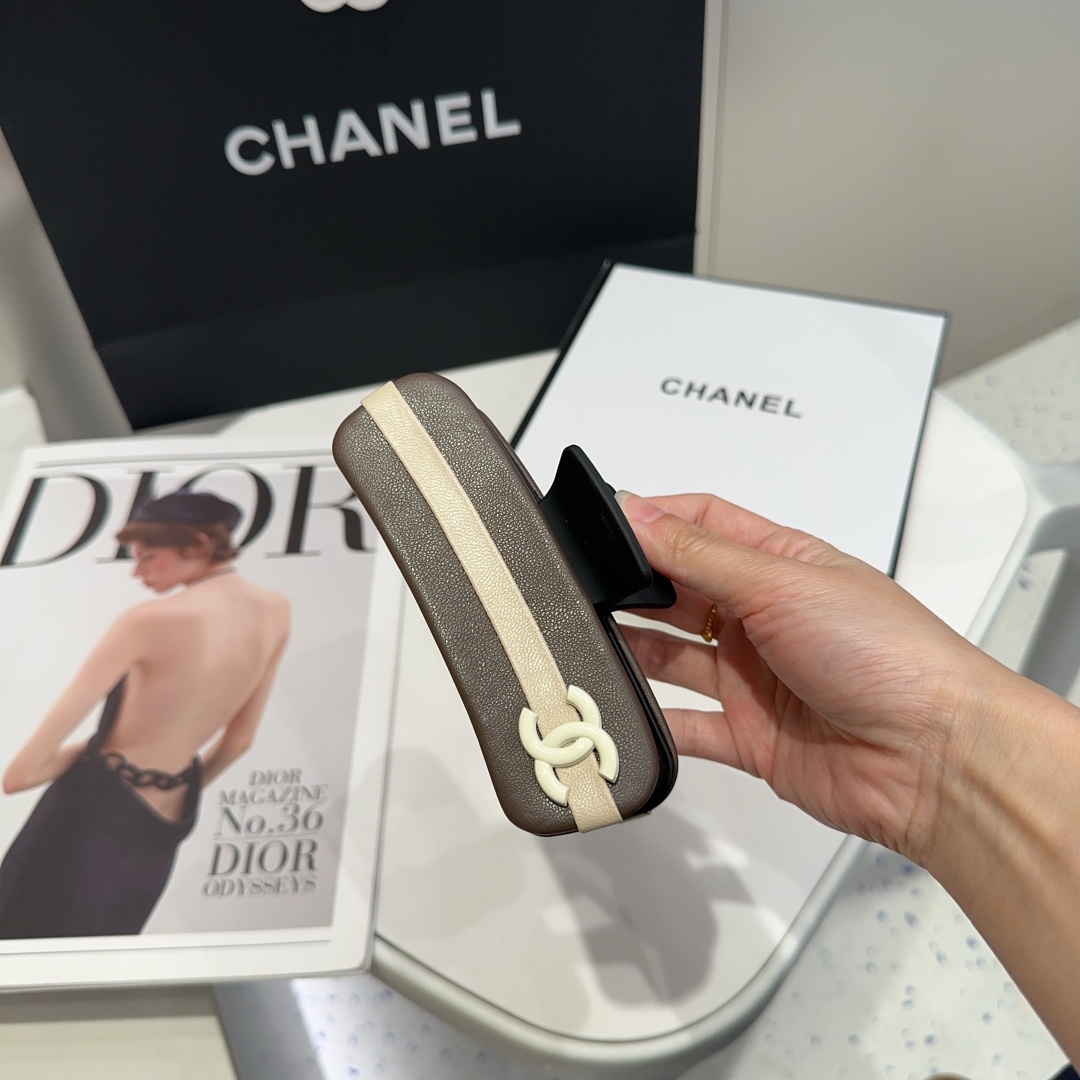 NO:300717,P with packaging box Chanel's latest small fragrance leather grabber, simple and practical, fashionable and trendy!  A must-have for fairies…hairpins, hairpins, chanel, chanel, hairpins19860909P 配包装盒 Chanel (香奈儿)最新小香皮质抓夹,简单实用,时尚潮流！小仙女必备…发夹,发夹,chanel,chanel,hairpins,accessory