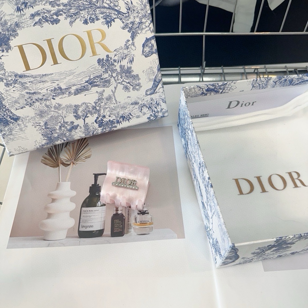 NO:300702,With packaging box Dior D's new style clip, summer fresh series, fashionable and versatile!  Simple and practical, super good-looking!  Essential hairpins, hairpins, dior, dior, dior, hairpins19860909配包装盒 Dior（迪奥）D家新款抓夹,夏日小清新系列,时尚百搭！简单实用,超级好看！人手必备款发夹,发夹,dior,dior,dior,hairpins,accessory