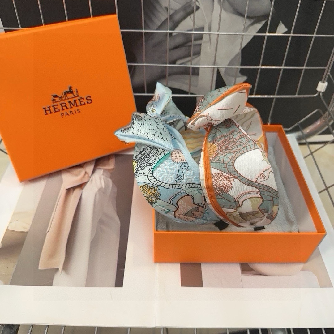 NO:300710,P with packaging box HERMES (Hermes) new H headband, fresh summer!  Fashion trend, goddess must-have hairpins, hairpins, hermes, hermes, hairpins19860909P 配包装盒 HERMES（爱马仕）新款H发箍,夏日小清新！时尚潮流,女神必备单品发夹,发夹,hermes,hermes,hairpins,accessory