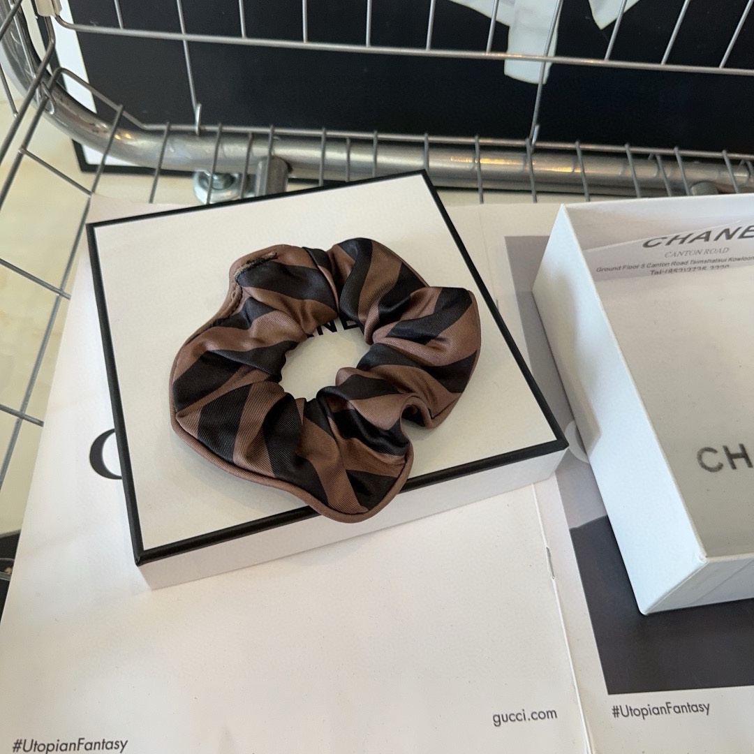 NO:300725,P with packaging box FENDI's new F-hair ring, retro temperament and beauty, simple and versatile!  The young lady closed her eyes and went into...hairpins, hairpins, fendi, fendi, hairpins19860909P 配包装盒 FENDI（芬迪）新款F发圈,复古气质美,简约百搭！小姐姐闭眼入…发夹,发夹,fendi,fendi,hairpins,accessory