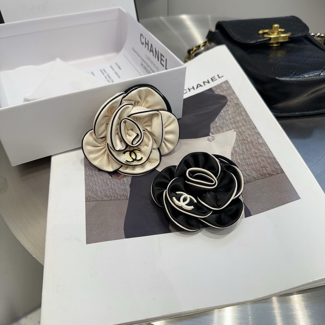 NO:300728,P with packaging box Chanel's latest small camellia hair ring, simple and practical, fashionable and trendy!  A must-have for fairies…hairpins, hairpins, chanel, chanel, hairpins19860909P 配包装盒 Chanel (香奈儿)最新小香山茶花发圈 简单实用,时尚潮流！小仙女必备…发夹,发夹,chanel,chanel,hairpins,accessory