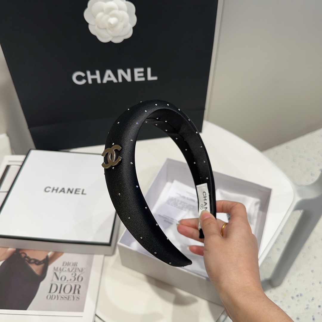 NO:300734,P with packaging box Chanel's latest small fragrant hairband, simple and practical, fashionable and trendy!  Very good looking, a must-have for little fairies... Hairpins, hairpins, chanel, chanel, hairpins19860909P 配包装盒 Chanel (香奈儿)最新小香发箍,简单实用,时尚潮流！非常好看,小仙女必备…发夹,发夹,chanel,chanel,hairpins,accessory