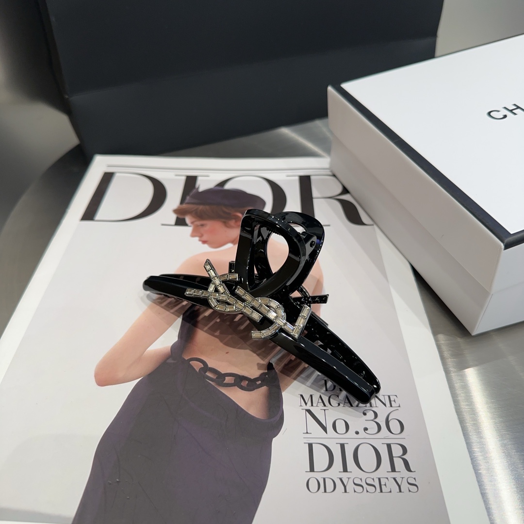 NO:300740,P packing box YSL (Saint Laurent) new clip, celebrity style and beauty, fashionable and versatile, must-have for sweet and cool girls... Hairpins, hairpins, saint laurent, saint laurent, hairpins19860909P 配包装盒 YSL（圣罗兰）新款抓夹,名媛风气质美,时尚百搭,甜酷小姐姐必备…发夹,发夹,saint laurent,saint laurent,hairpins,accessory