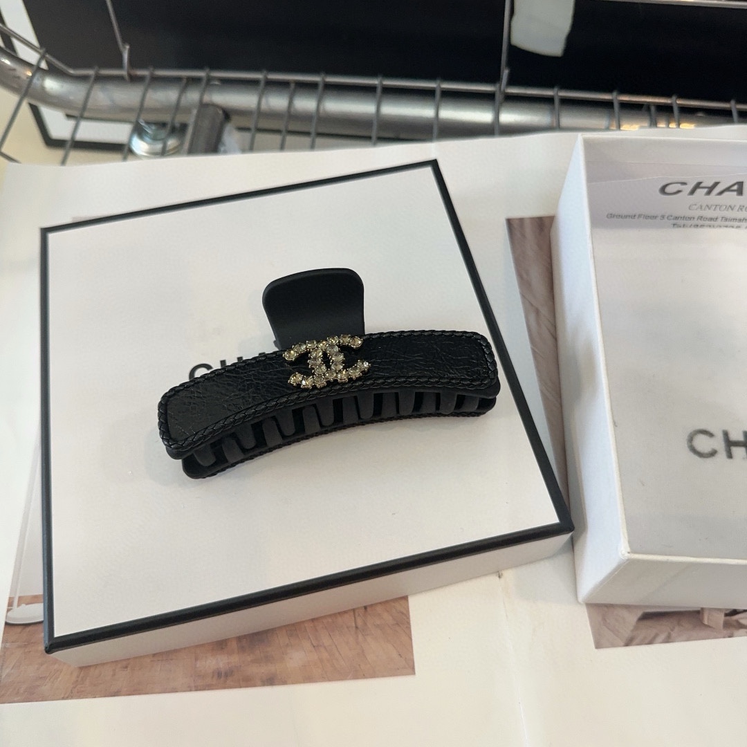 NO:300732,P with packaging box Chanel's latest small fragrance leather grabber.  Super good looking!  A very famous lady style, a must-have for a little fairy... Hairpins, hairpins, chanel, chanel, hairpins19860909P 配包装盒 Chanel (香奈儿)最新款小香皮质抓夹．超级好看！名媛范儿十足,小仙女必备…发夹,发夹,chanel,chanel,hairpins,accessory