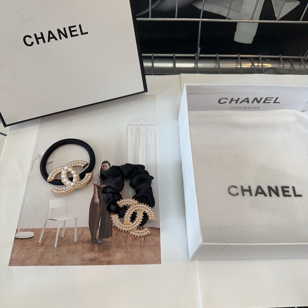 NO:300741,P with packaging box (single) Chanel (Chanel) latest hottest version, pearl hair ring, very beautiful!  A must-have for fairies…hairpins, hairpins, chanel, chanel, hairpins19860909P 配包装盒（单个） Chanel (香奈儿)最新小香爆款,珍珠发圈,非常好看！小仙女必备…发夹,发夹,chanel,chanel,hairpins,accessory