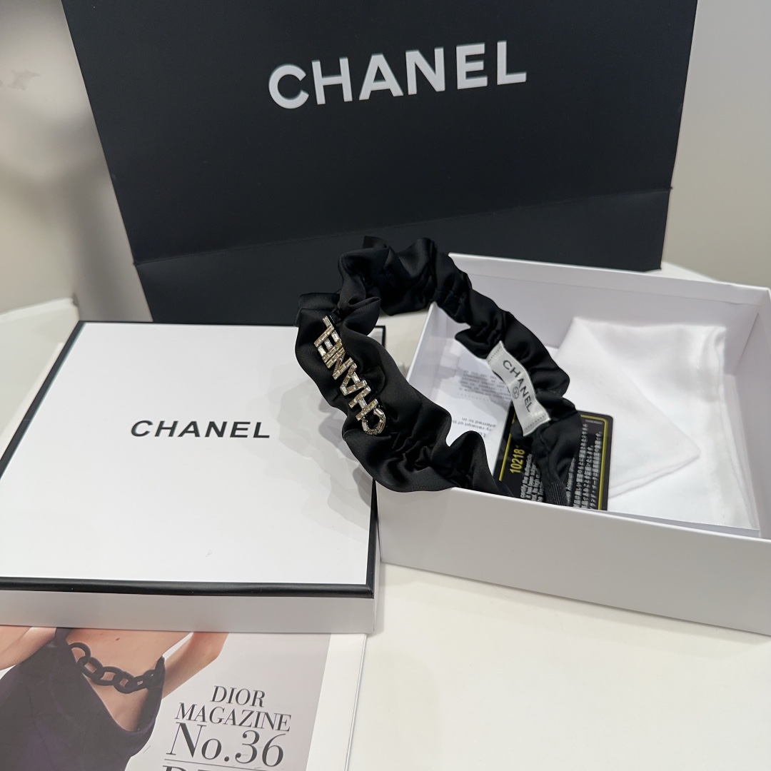 NO:300573,P with packaging box Chanel's latest small fragrant headband, super beautiful!  A very famous lady style, a must-have for a little fairy... Hairpins, hairpins, chanel, chanel, hairpins19860909P 配包装盒 Chanel (香奈儿)最新款小香发箍,超级好看！名媛范儿十足,小仙女必备…发夹,发夹,chanel,chanel,hairpins,accessory