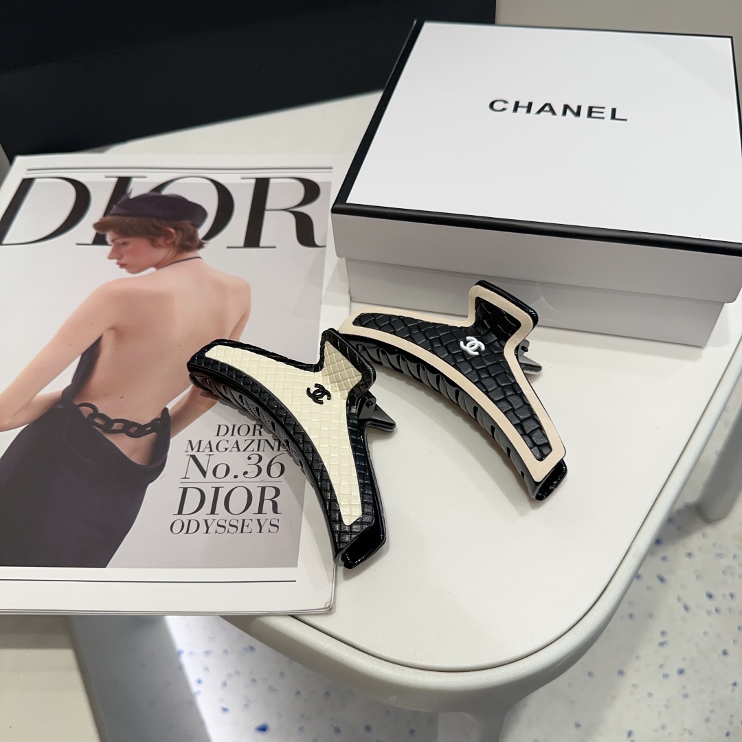 NO:300576,P with packaging box Chanel (Chanel) latest small-scented clip, super beautiful!  A very famous lady style, a must-have for a little fairy... Hairpins, hairpins, chanel, chanel, hairpins19860909P 配包装盒 Chanel (香奈儿)最新款小香爆款抓夹,超级好看！名媛范儿十足,小仙女必备…发夹,发夹,chanel,chanel,hairpins,accessory
