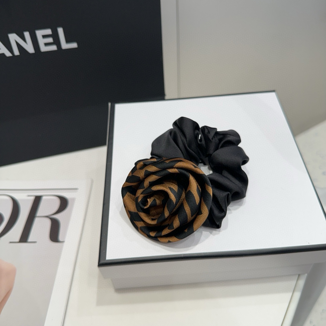 Fendi F-Ring Packaging Box: Classic Rose Pattern, Cozy Fabric, Perfect Gift Idea - 图片 2