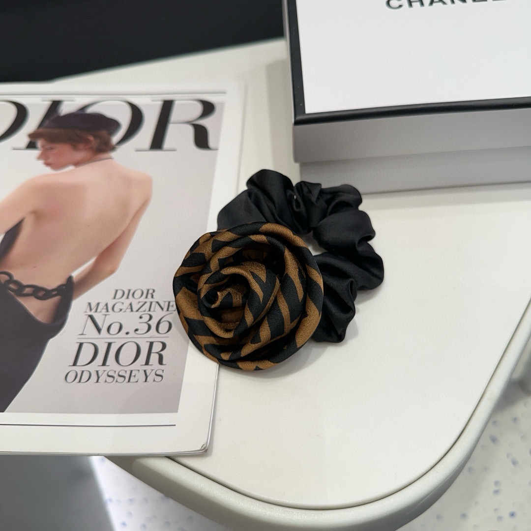 Fendi F-Ring Packaging Box: Classic Rose Pattern, Cozy Fabric, Perfect Gift Idea - 图片 1