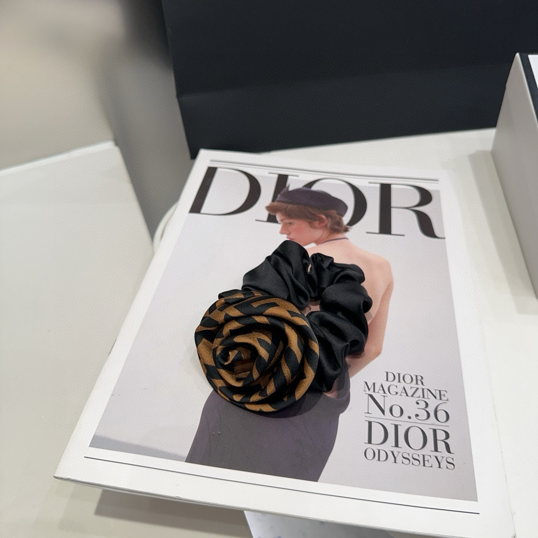 Fendi F-Ring Packaging Box: Classic Rose Pattern, Cozy Fabric, Perfect Gift Idea - 图片 4