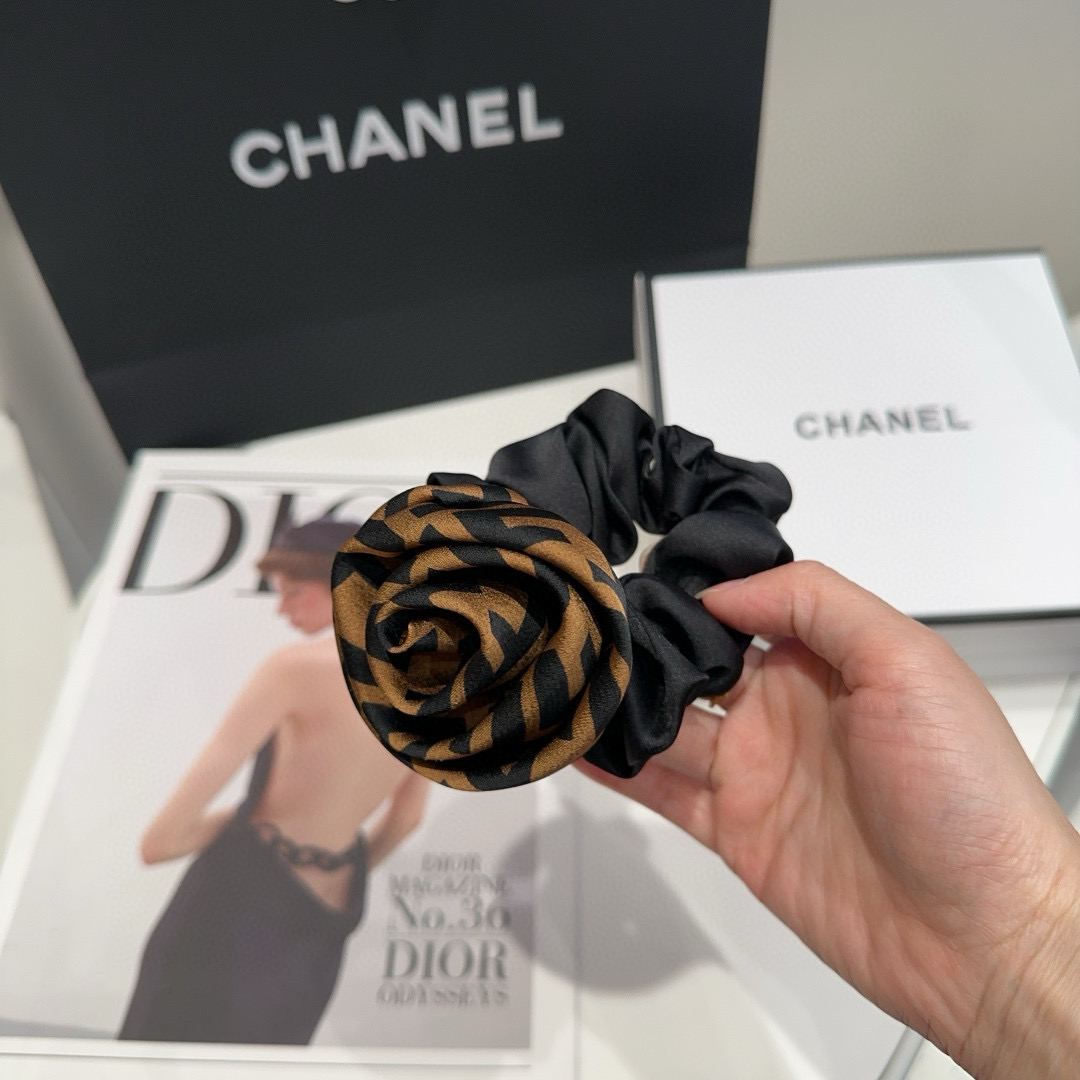Fendi F-Ring Packaging Box: Classic Rose Pattern, Cozy Fabric, Perfect Gift Idea - 图片 3