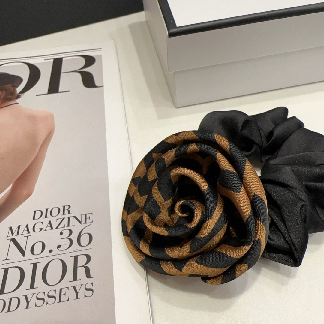 Fendi F-Ring Packaging Box: Classic Rose Pattern, Cozy Fabric, Perfect Gift Idea - 图片 5