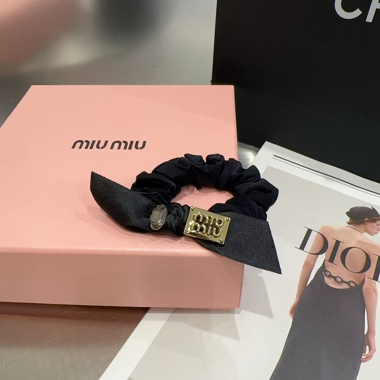 P 70🎁配包装盒
miumiu新款字母发圈,简单优雅,实用百搭,非常值得入手