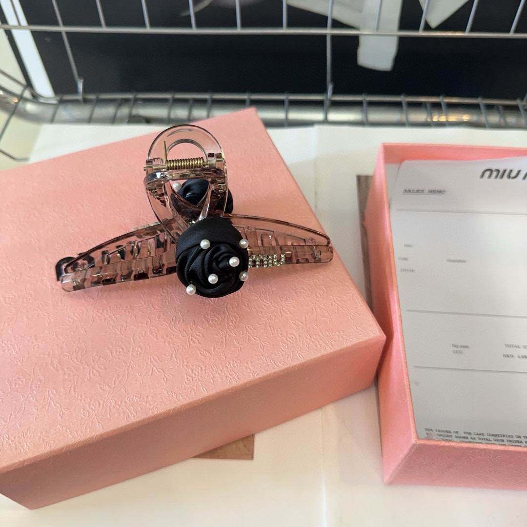 P 70🎁配包装盒
miumiu新款玫瑰花🌹抓夹,简单优雅,实用百搭,值得入手!