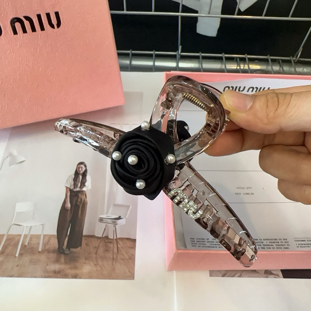 P 70🎁配包装盒
miumiu新款玫瑰花🌹抓夹,简单优雅,实用百搭,值得入手!