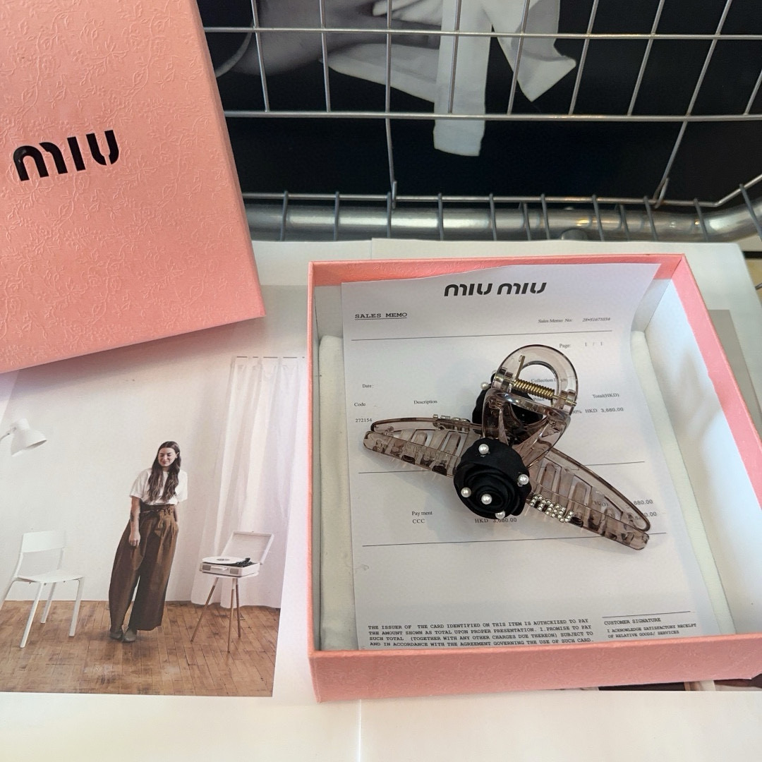 P 70🎁配包装盒
miumiu新款玫瑰花🌹抓夹,简单优雅,实用百搭,值得入手!