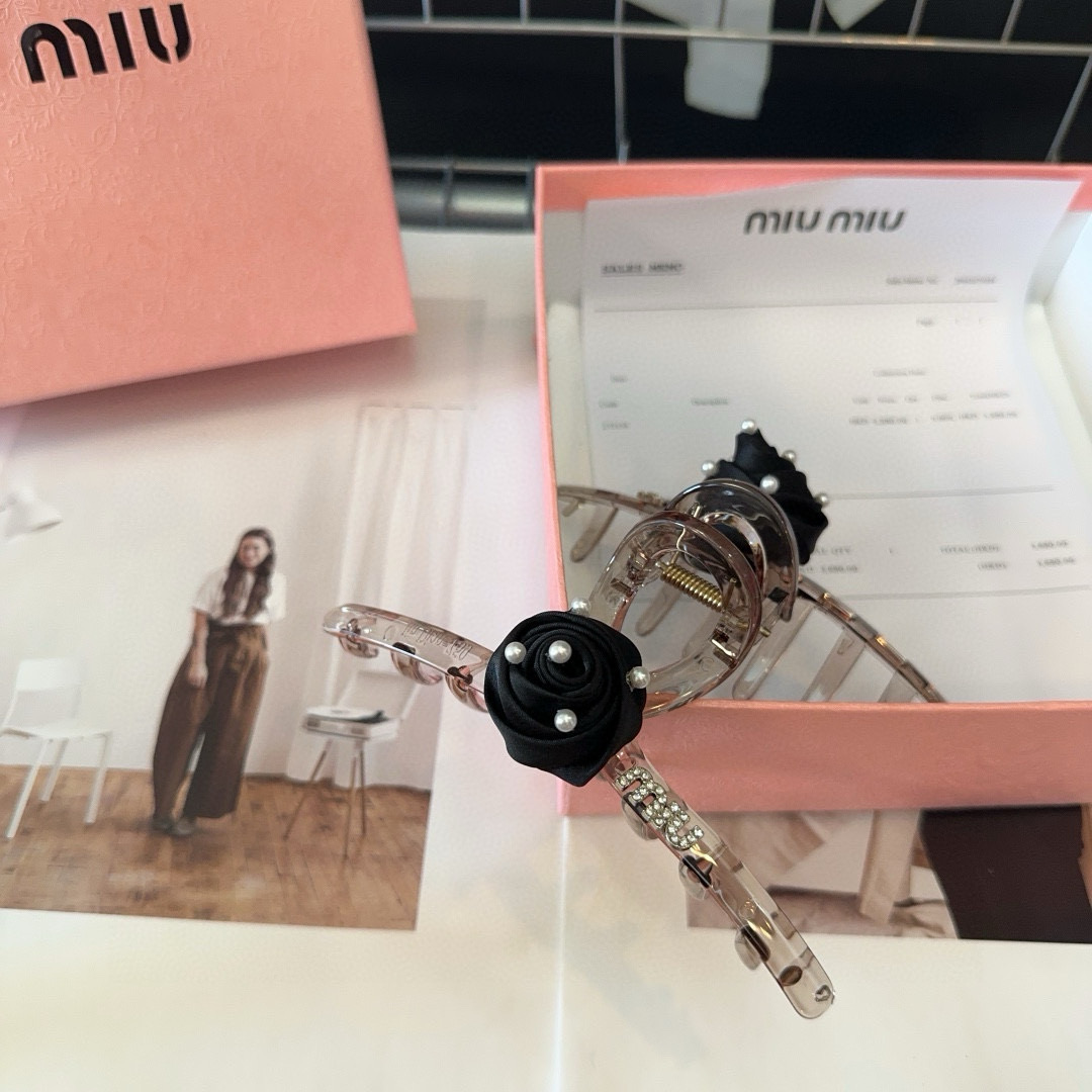 P 70🎁配包装盒
miumiu新款玫瑰花🌹抓夹,简单优雅,实用百搭,值得入手!