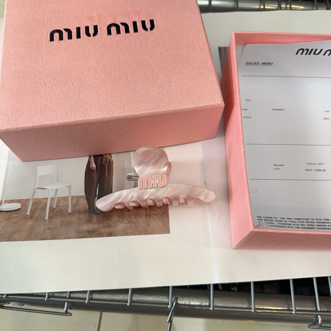 P 70🎁配包装盒
miumiu新款字母抓夹,简单优雅,实用百搭,值得入手!