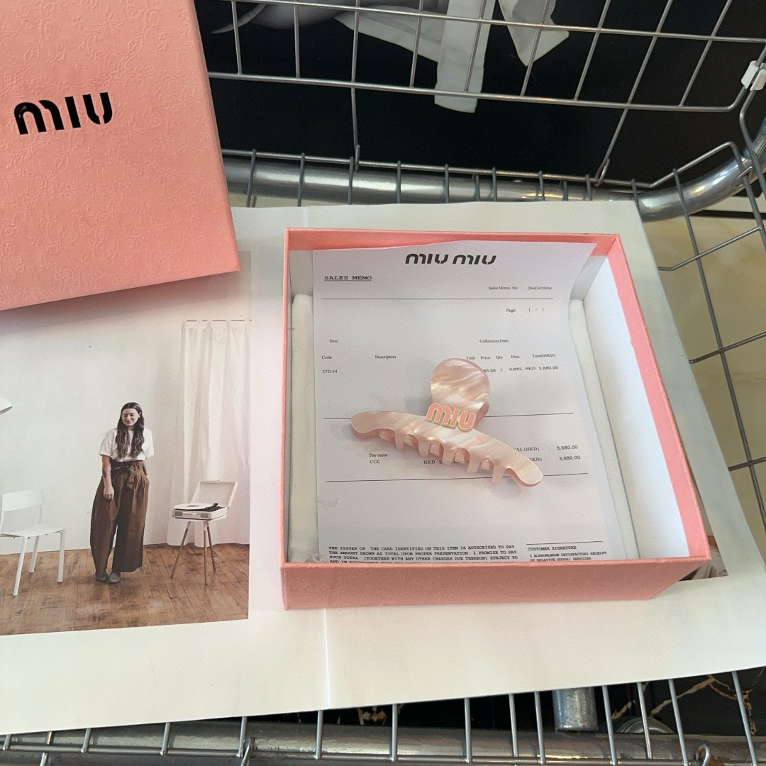 P 70🎁配包装盒
miumiu新款字母抓夹,简单优雅,实用百搭,值得入手!