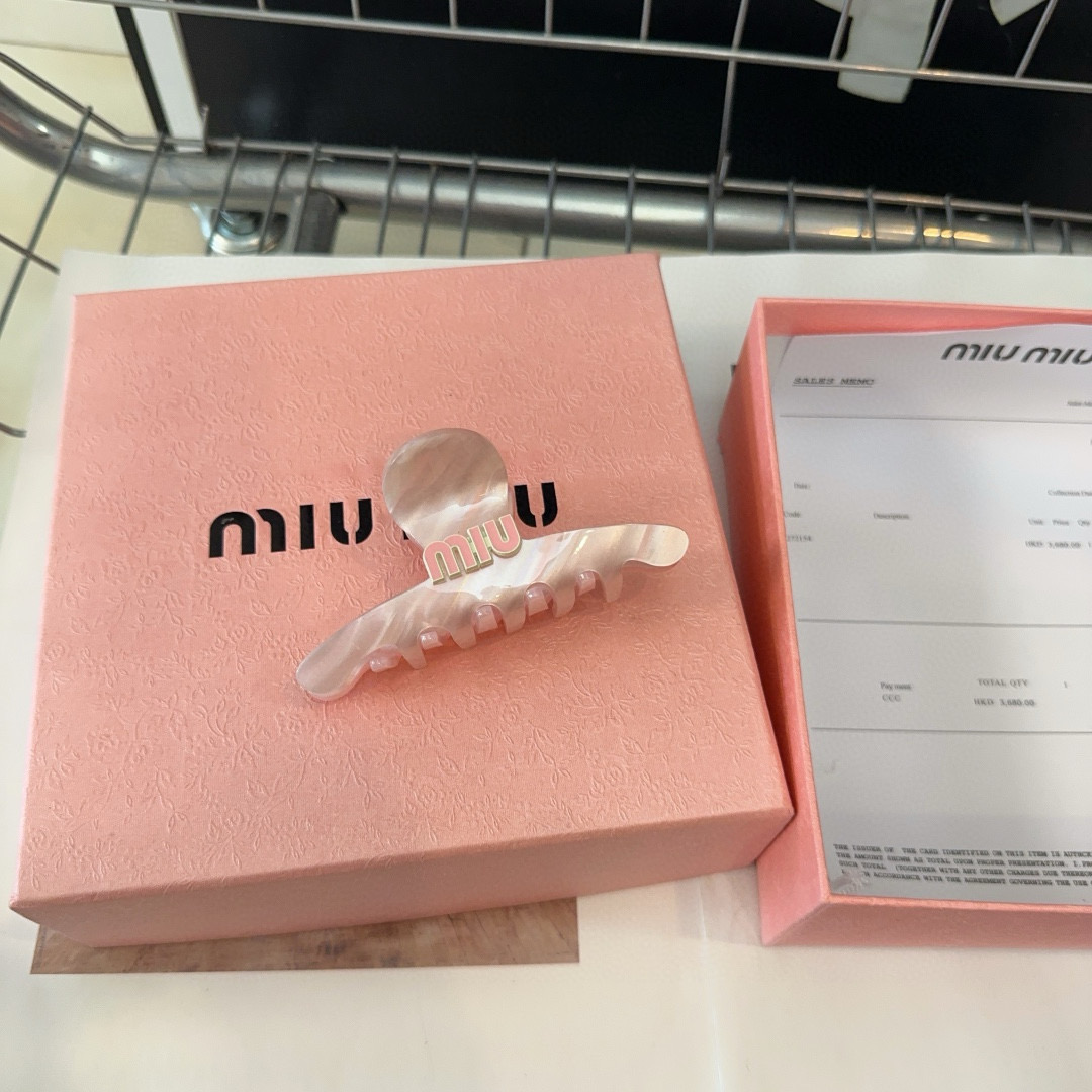 P 70🎁配包装盒
miumiu新款字母抓夹,简单优雅,实用百搭,值得入手!