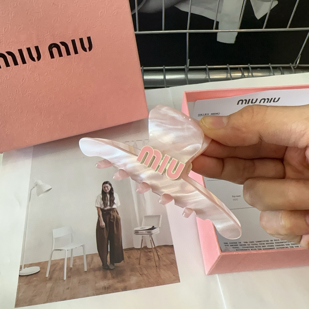 P 70🎁配包装盒
miumiu新款字母抓夹,简单优雅,实用百搭,值得入手!