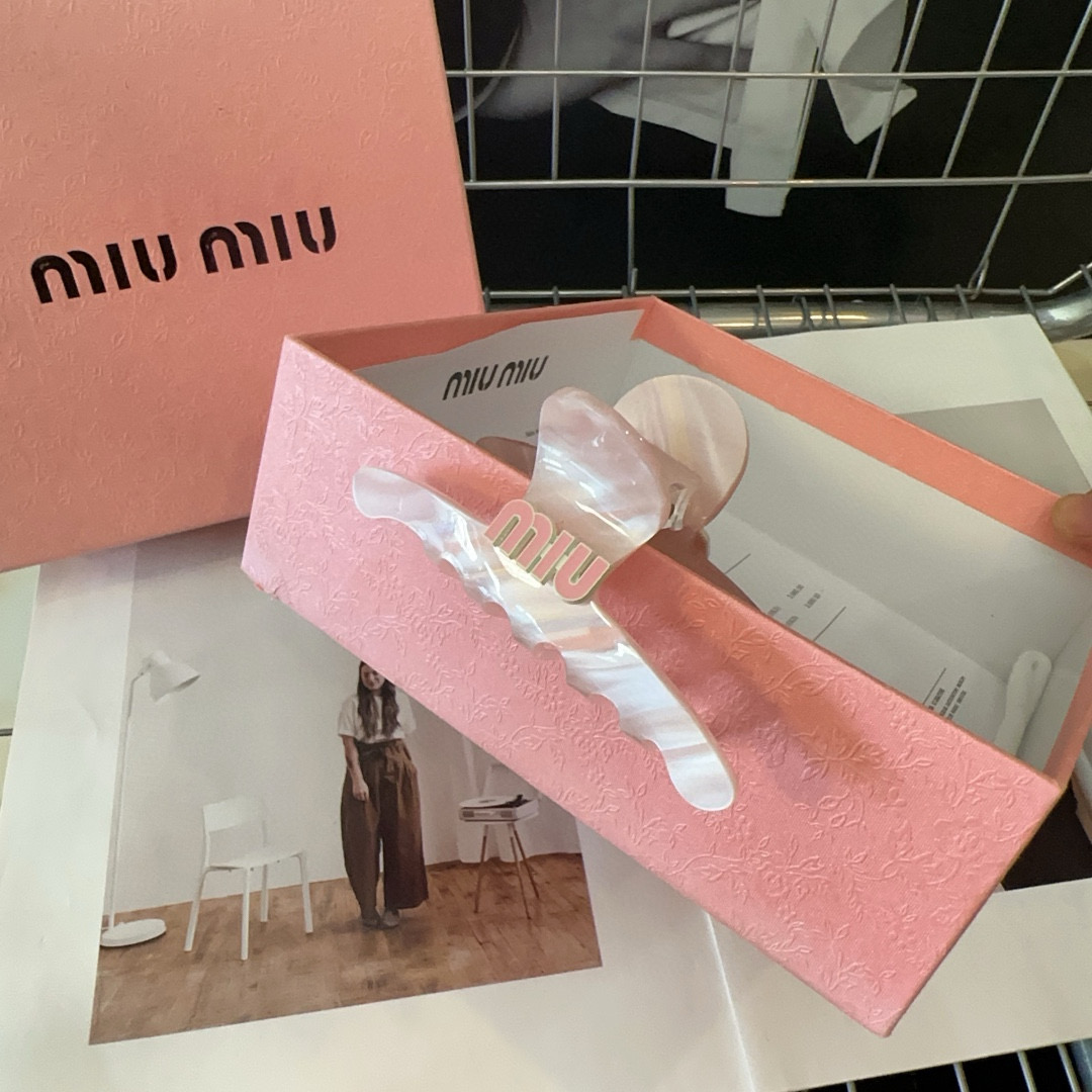 P 70🎁配包装盒
miumiu新款字母抓夹,简单优雅,实用百搭,值得入手!