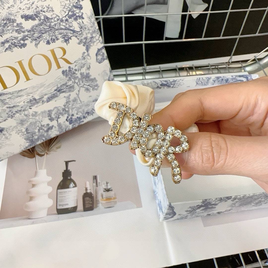 “Dior’s New Letter-Ring with Shiny Diamonds in P-Ray Packaging Box” - 图片 3