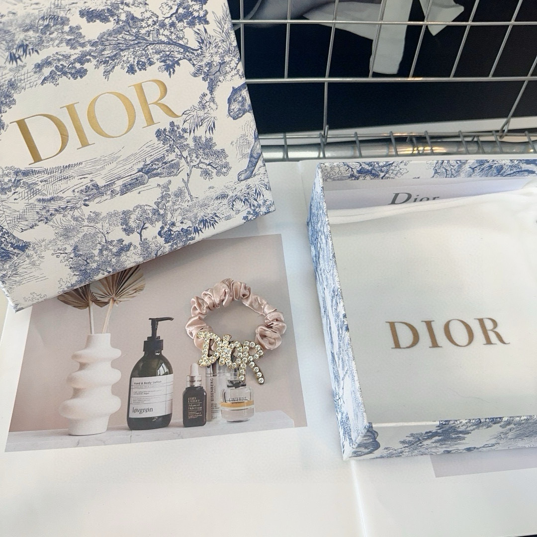 “Dior’s New Letter-Ring with Shiny Diamonds in P-Ray Packaging Box” - 图片 4