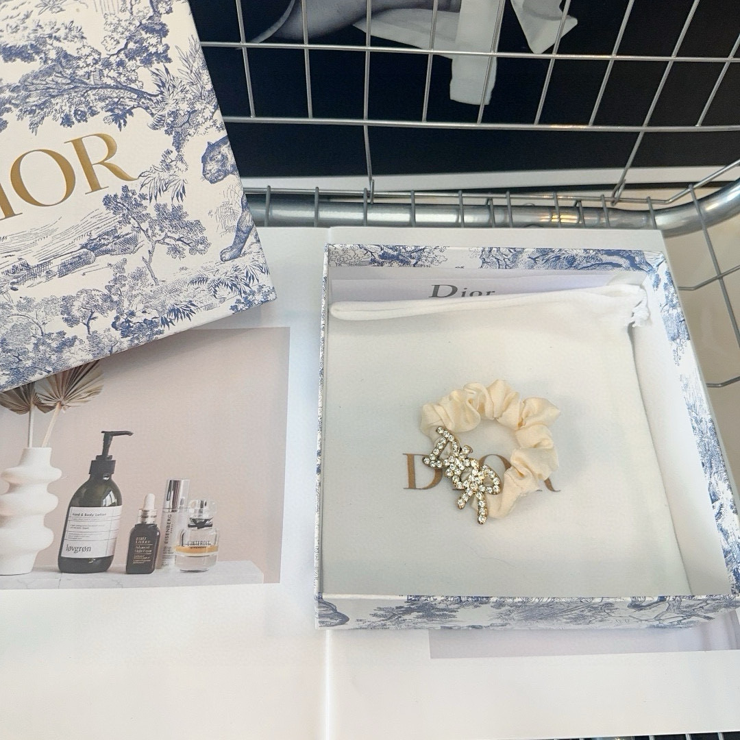 “Dior’s New Letter-Ring with Shiny Diamonds in P-Ray Packaging Box” - 图片 2