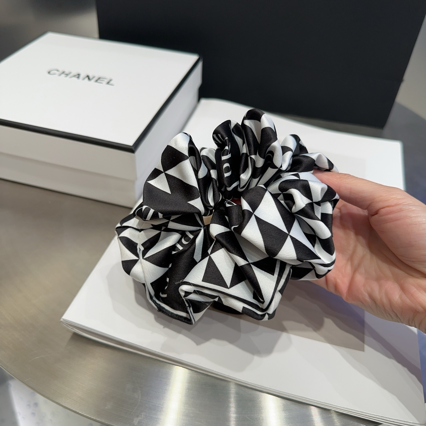 Prada’s Elegant New Packaging Box: Simple, Atmosphere, Little Sister, Good Match - 图片 5