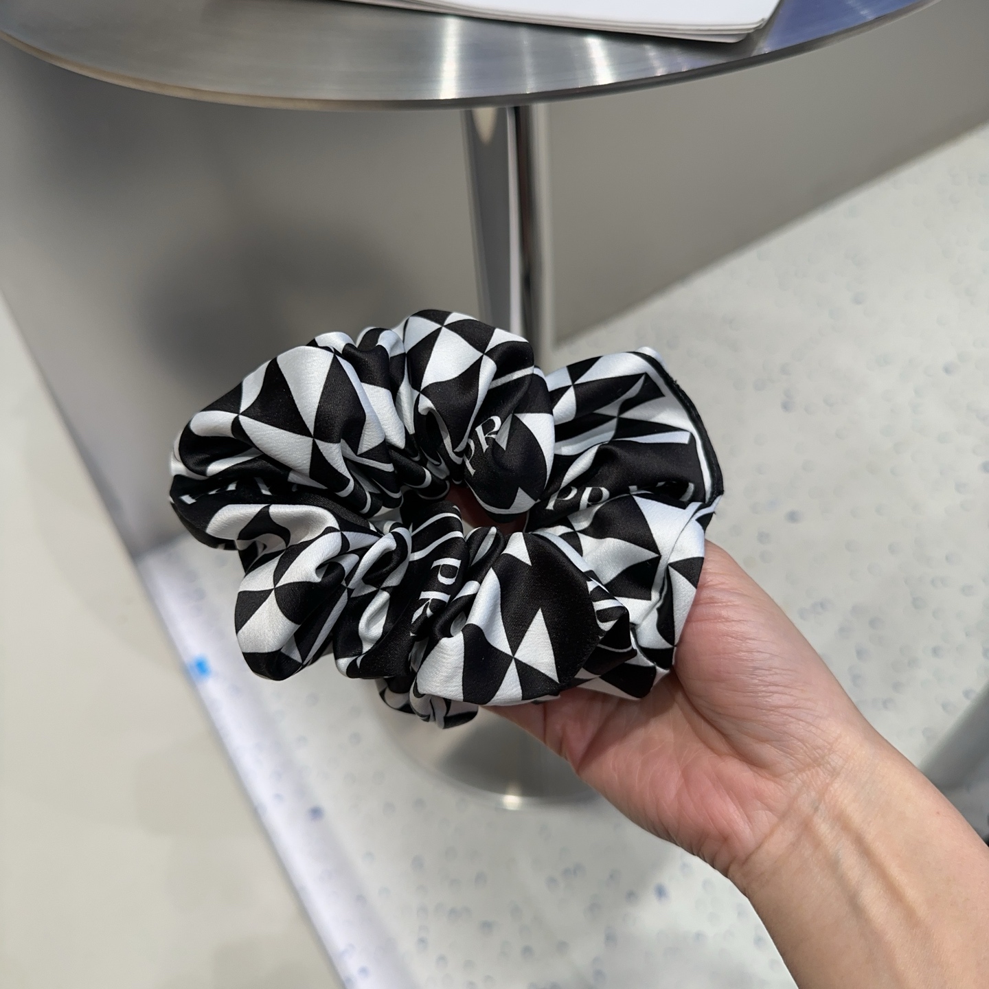 Prada’s Elegant New Packaging Box: Simple, Atmosphere, Little Sister, Good Match - 图片 7