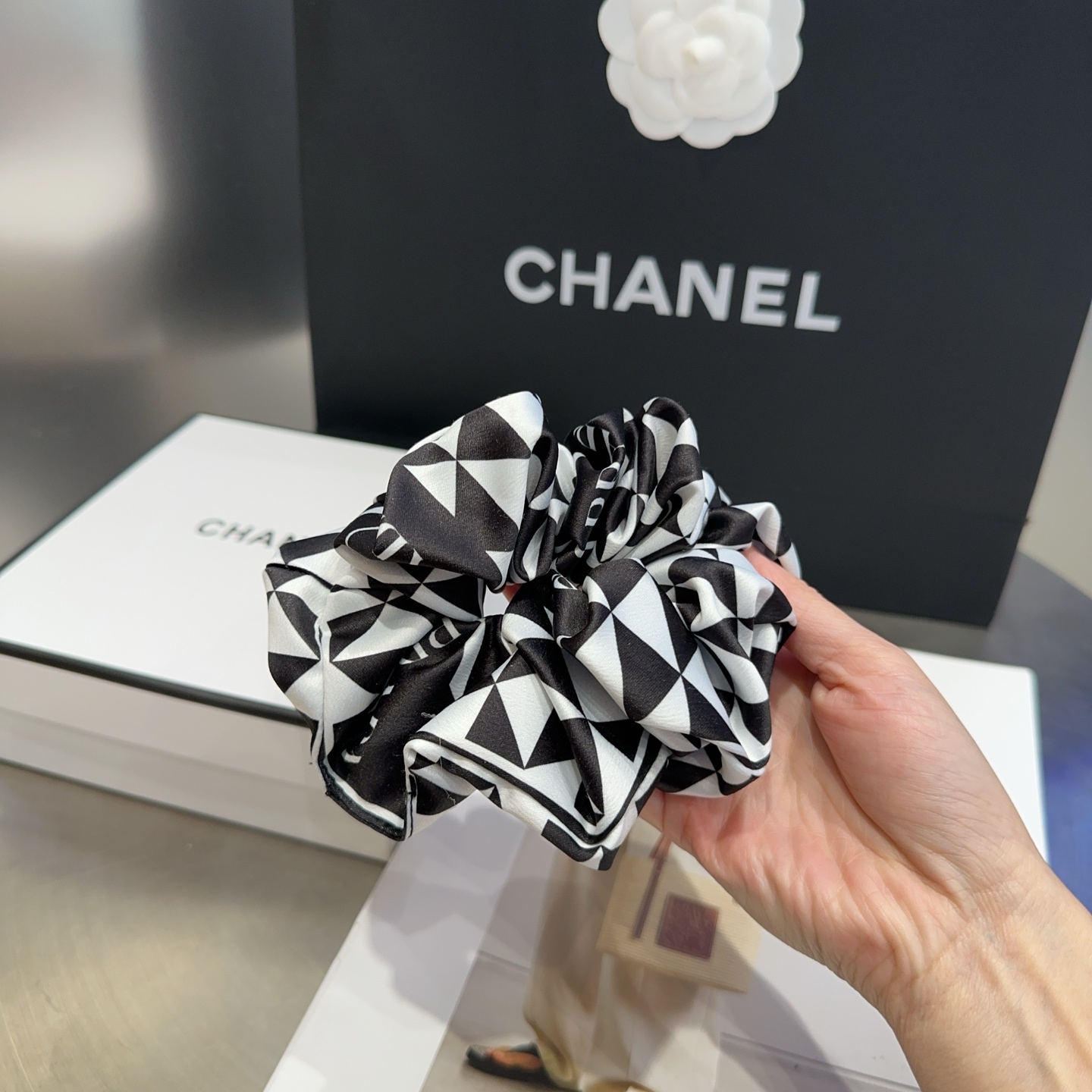 Prada’s Elegant New Packaging Box: Simple, Atmosphere, Little Sister, Good Match - 图片 4