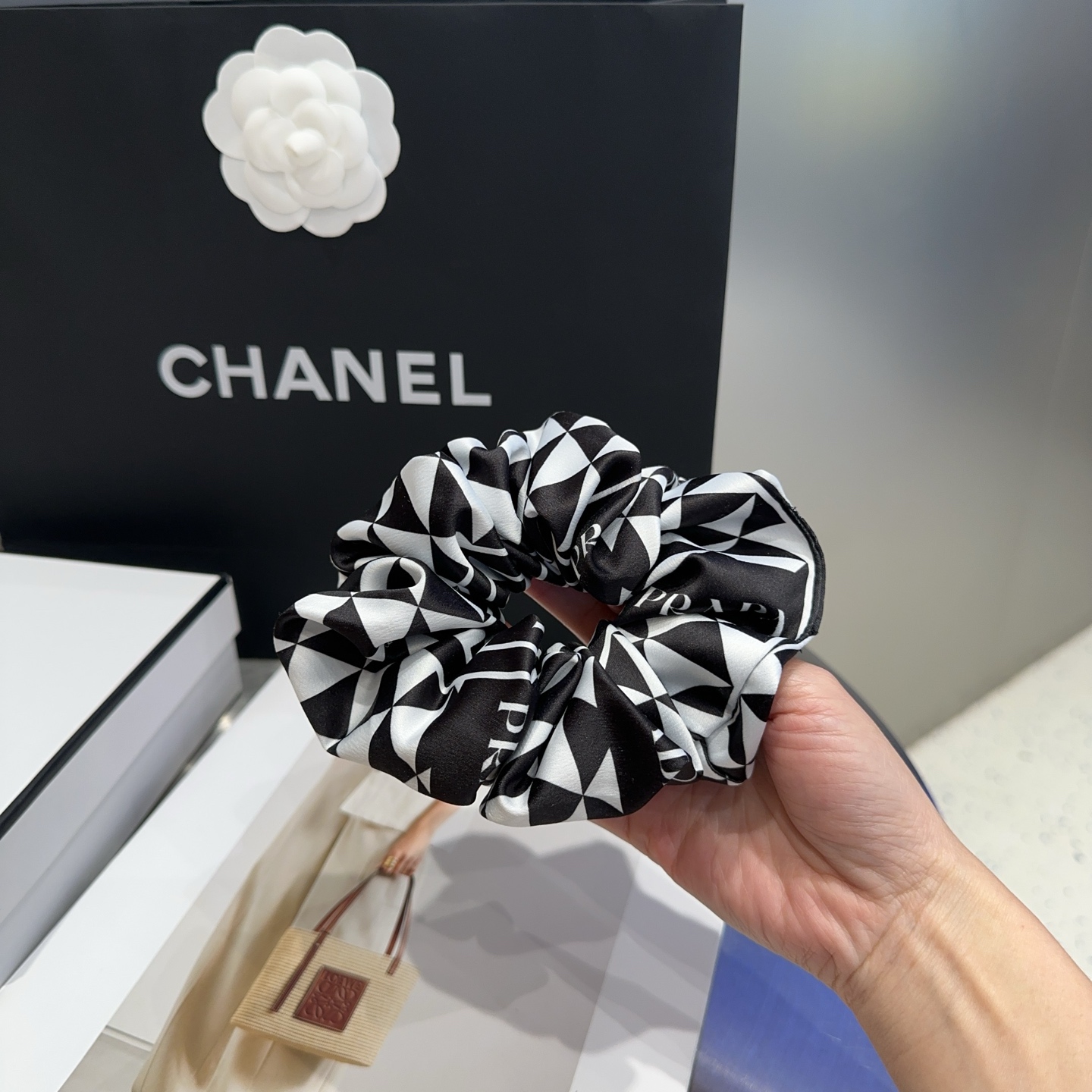 Prada’s Elegant New Packaging Box: Simple, Atmosphere, Little Sister, Good Match - 图片 8