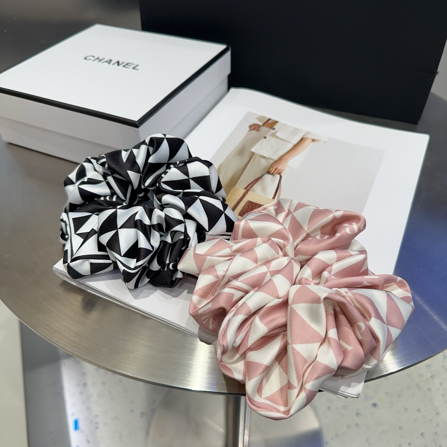 Prada’s Elegant New Packaging Box: Simple Atmosphere for Little Sister’s Debut - 图片 9