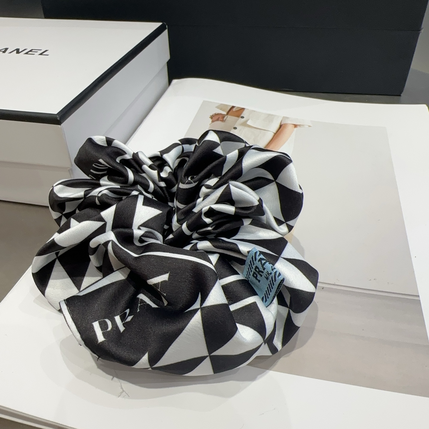 Prada’s Elegant New Packaging Box: Simple, Atmosphere, Little Sister, Good Match - 图片 6