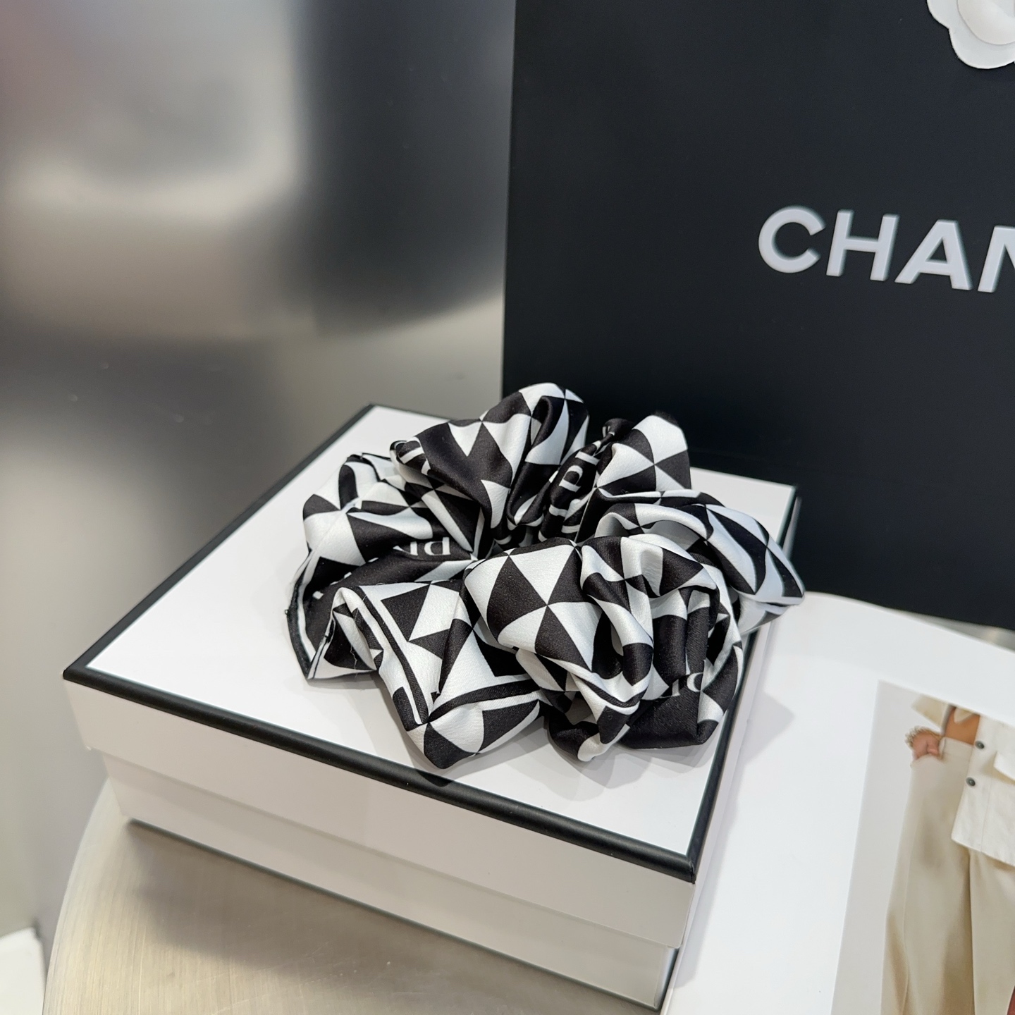 Prada’s Elegant New Packaging Box: Simple, Atmosphere, Little Sister, Good Match - 图片 3