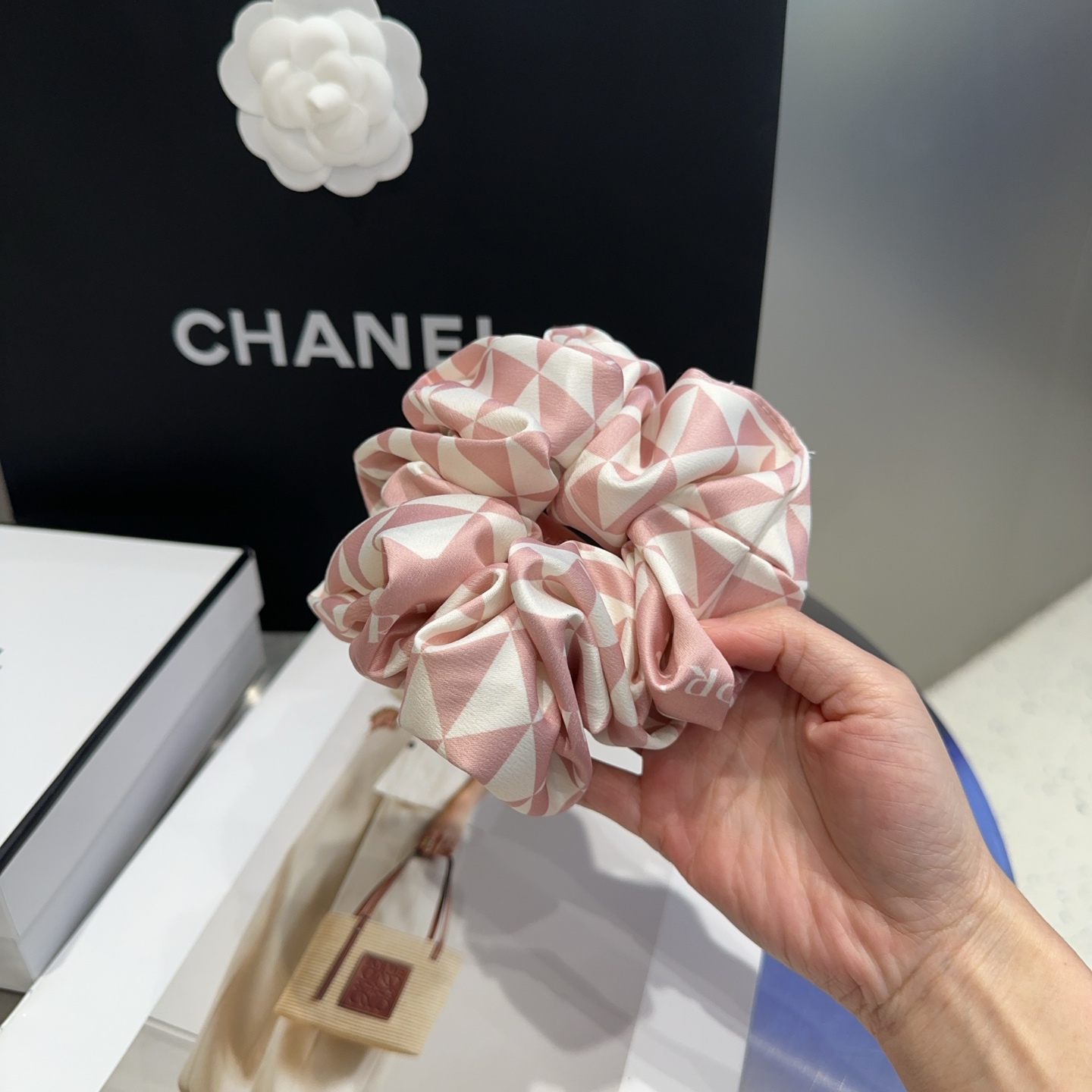 Prada’s Elegant New Packaging Box: Simple Atmosphere for Little Sister’s Debut - 图片 6