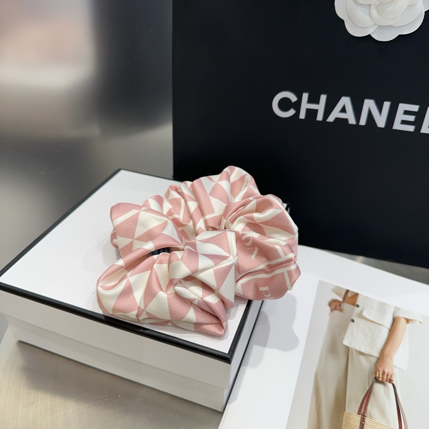 Prada’s Elegant New Packaging Box: Simple Atmosphere for Little Sister’s Debut - 图片 3