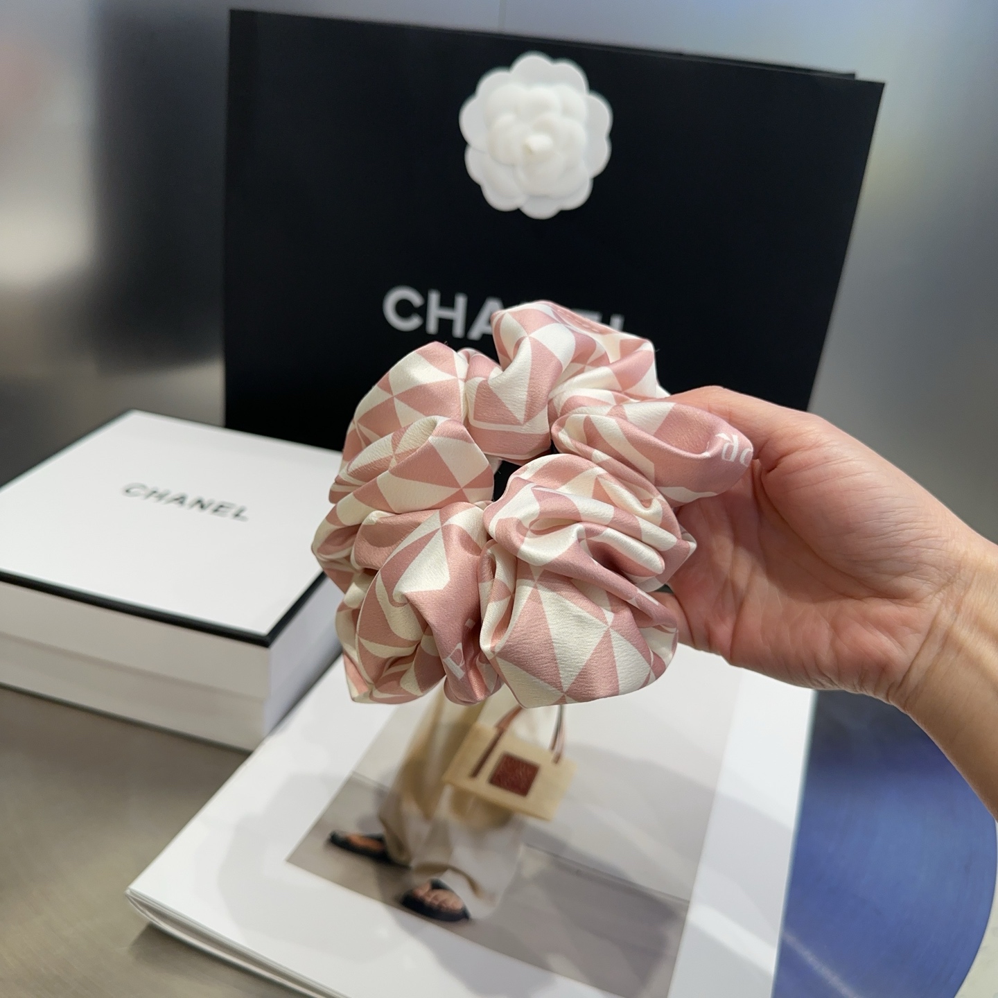 Prada’s Elegant New Packaging Box: Simple Atmosphere for Little Sister’s Debut - 图片 7