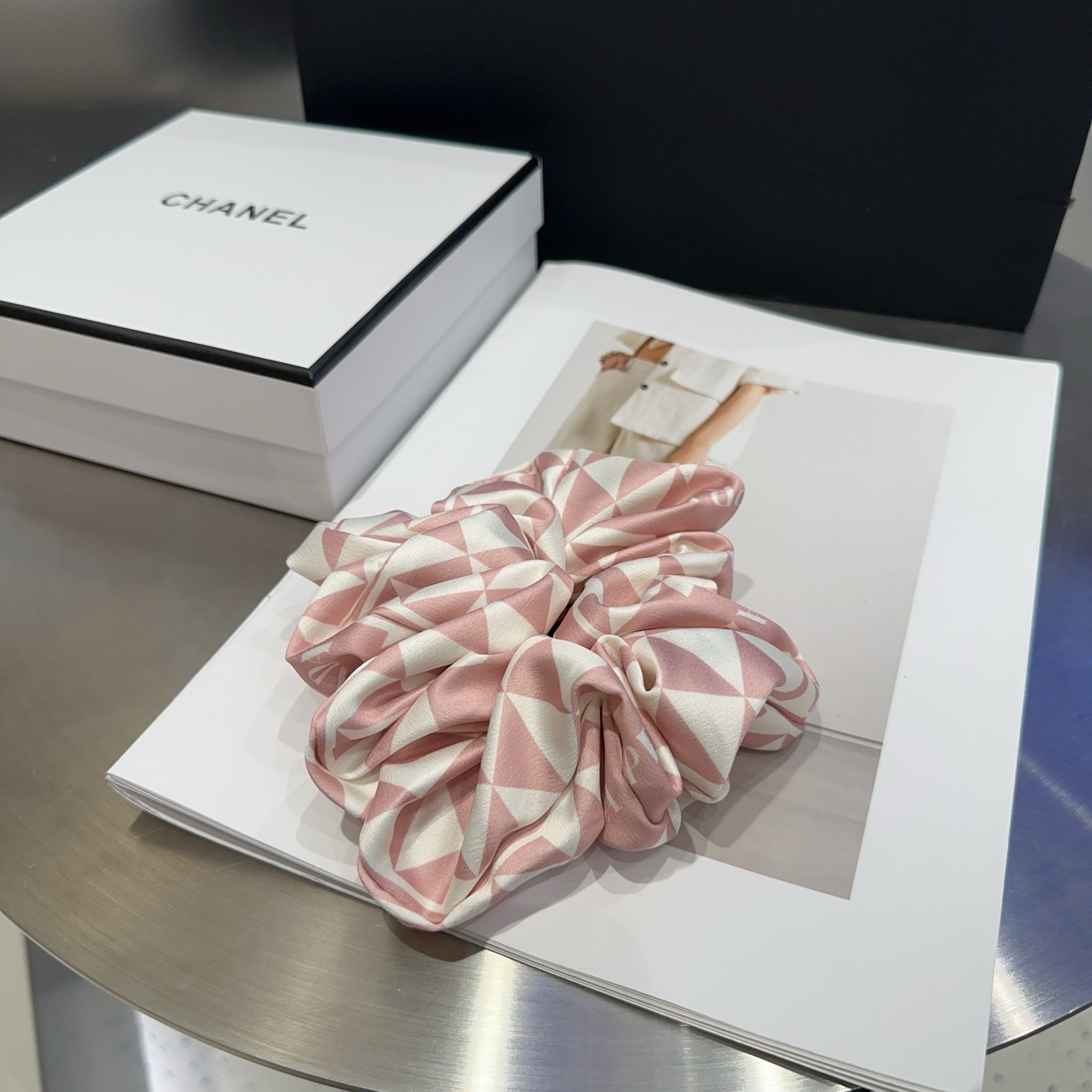 Prada’s Elegant New Packaging Box: Simple Atmosphere for Little Sister’s Debut - 图片 2